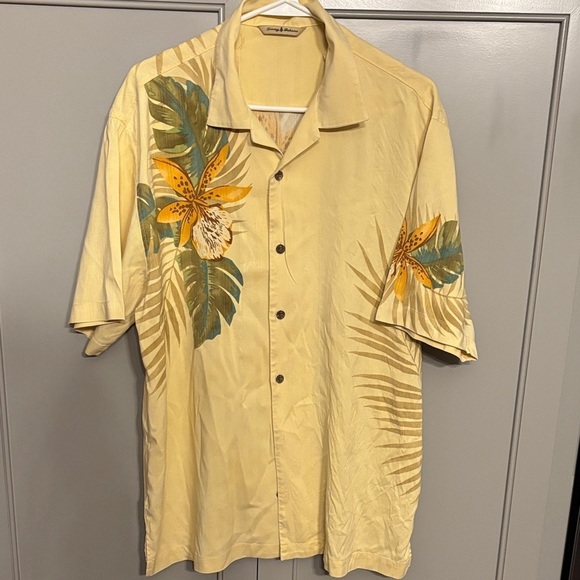 Tommy Bahama Other - Tommy bahama Tropical yellow 100% silk  Short Sleeve Shirt M